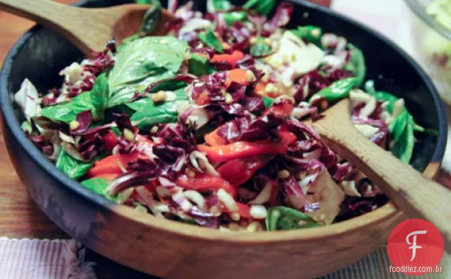 Salada de mussarela e manjericão com vinagrete de tomate