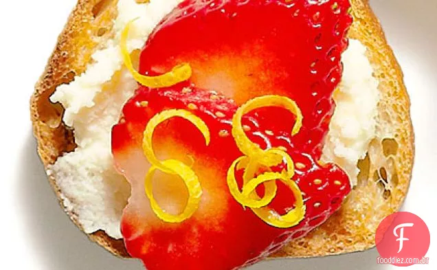 Morango Mascarpone Bruschetta