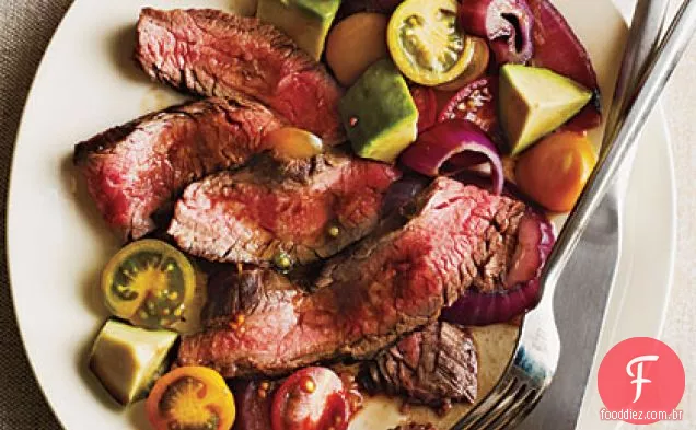 Bife de flanco grelhado com cebola, abacate e tomate