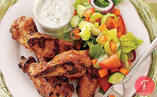 Asas de búfalo grelhadas com salada e queijo azul