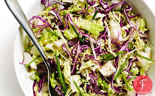 Picante-doce asiático Slaw com Daikon em conserva