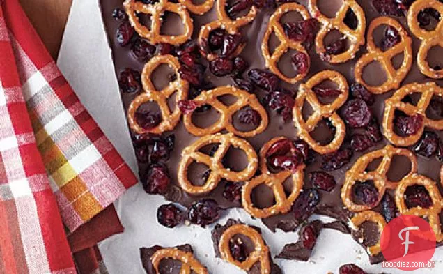 Casca de Chocolate escuro com Pretzels e Cranberries secas
