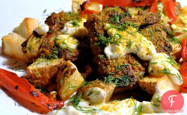 Costeletas de cordeiro com crosta de Vadouvan com molho de iogurte de alho torrado