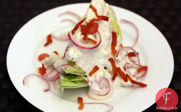 Jantar esta noite: Iceberg Wedge com Bacon quente e molho de queijo azul