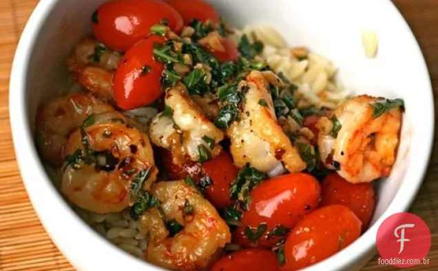 Jantar esta noite: camarão alho com manjericão, tomate e flocos de pimenta