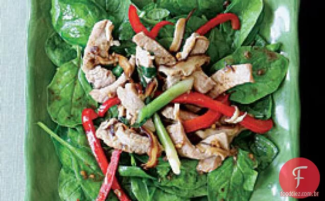 Salada de espinafre com carne de porco frita e vinagrete de gengibre quente