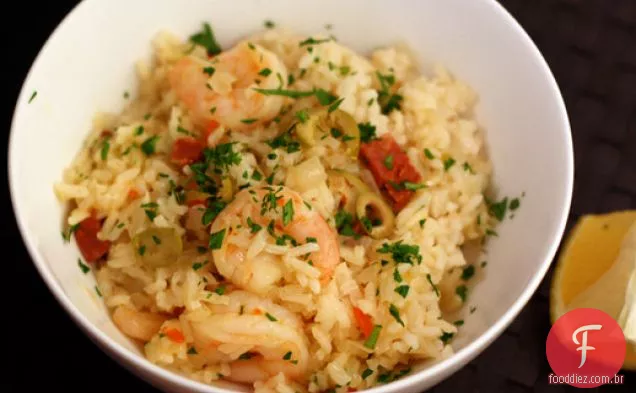 Jantar esta noite: arroz com chouriço, camarão e azeitonas verdes