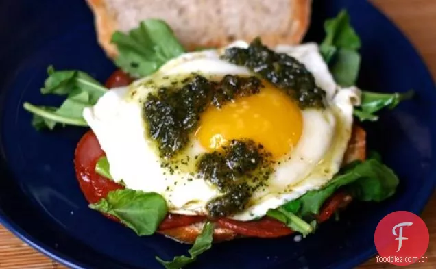 Jantar esta noite: sanduíche de café da manhã chouriço com pesto de sálvia