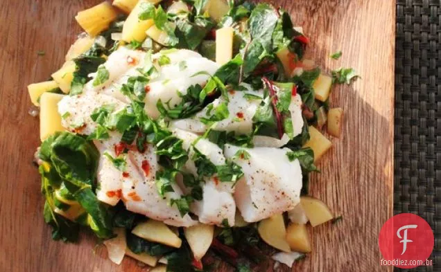 Peixe cozido no vapor com acelga e batata Hash