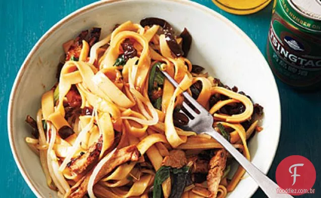 Macarrão largo chinês com carne de porco churrasco e cogumelos secos