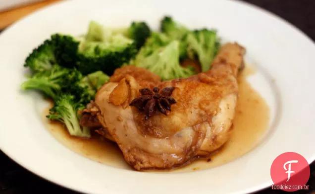 Jantar esta noite: três xícaras de frango do Tio Lang