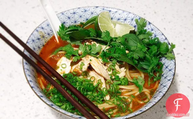 Sopa de macarrão com Curry vermelho tailandês de 20 minutos com frango
