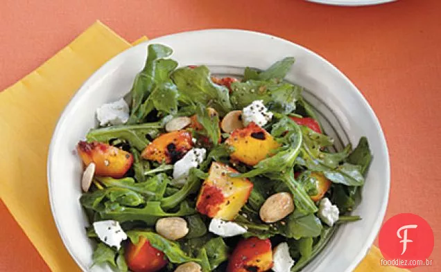 Salada de Frutas De Pedra grelhada com queijo de cabra e amêndoas