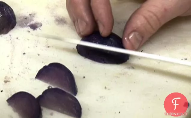Queijo Raclette derretido Com Batatas de mármore e beldroegas