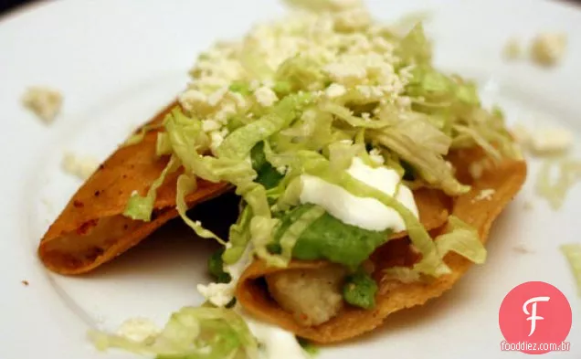 Tacos de batata com abacate e molho Tomatillo