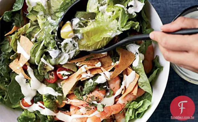 Salada mexicana de camarão e abacate com Tortilla Chips