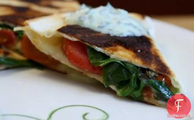 Coma por oito dólares: Quesadillas de tomate assado com creme de coentro