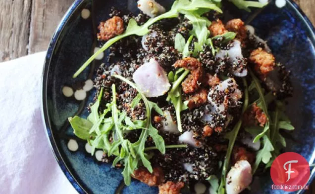 Quinoa Mustardy à frente com salsicha, batata e estragão