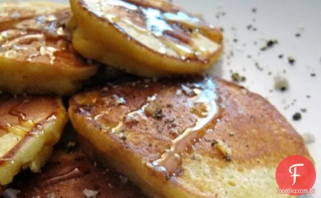 Brunch de domingo: panquecas de Fubá com mel, sal e pimenta preta rachada