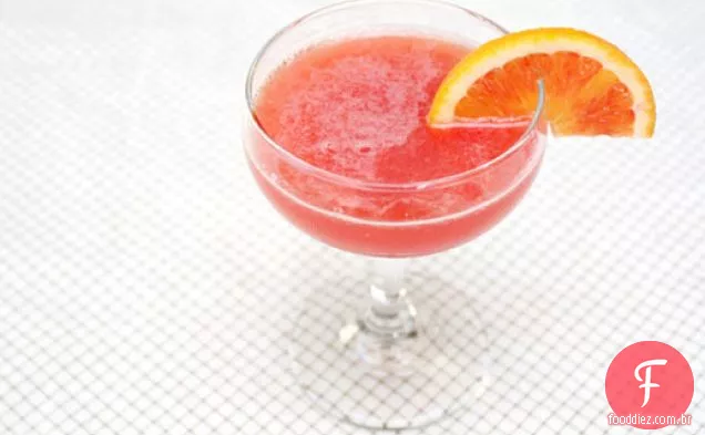 Beber na estação: coquetel de laranja de sangue temperado e cravado