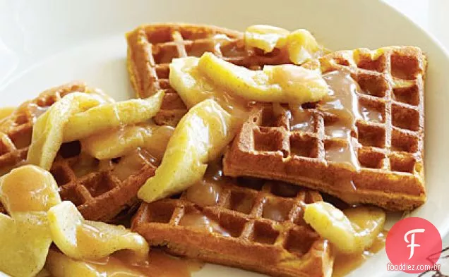 Waffles de abóbora com leite coalhado com maçãs e xarope de maçã