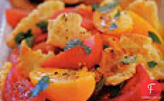 Pão libanês e salada de tomate