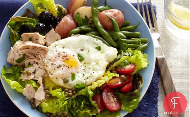 Salada de atum Niçoise com feijão verde assado e batatas