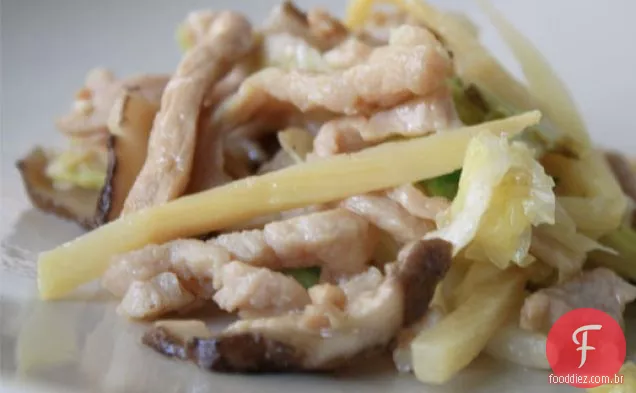 Carne de porco frita com Napa, Shitake e bambu