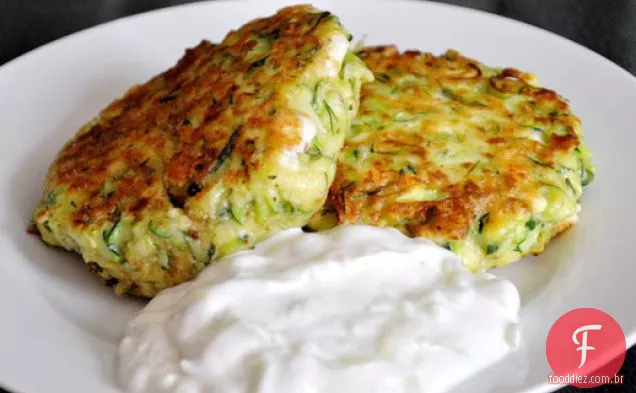 Kolokithokeftedes (bolinhos de abobrinha gregos) com Tzatziki