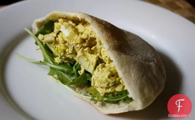 Jantar esta noite: salada de ovo com curry com rúcula e pistache