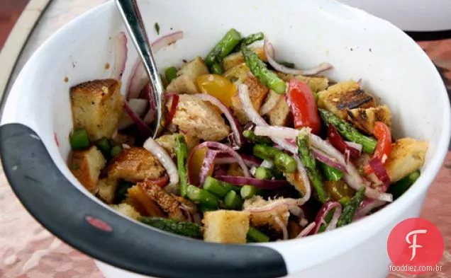 Jantar Esta Noite: Espargos Grelhados Panzanella