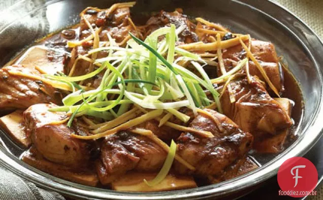 Peixe cozido no vapor em tofu macio com molho de feijão preto