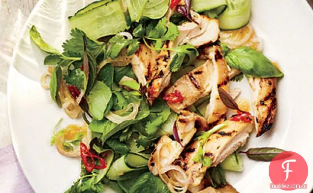 Coxas de frango grelhadas com Salada De Manjericão tailandesa