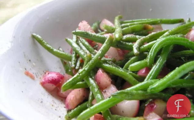 Jantar esta noite: saudável e deliciosa salada de feijão verde e rabanete