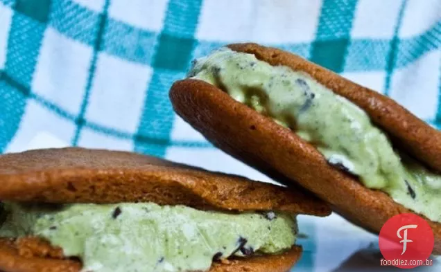 Sanduíches Do Gelado Da Microplaqueta Do Chocolate Da Manjericão Do Limão