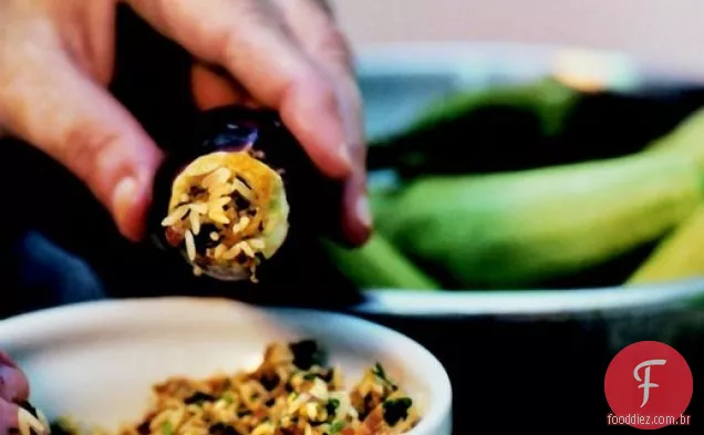 Cozinhe o livro: berinjelas de Bebê recheadas e abobrinha em molho de romã