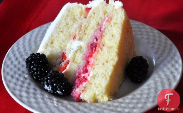 Bolo de camada de limão com bagas de Verão