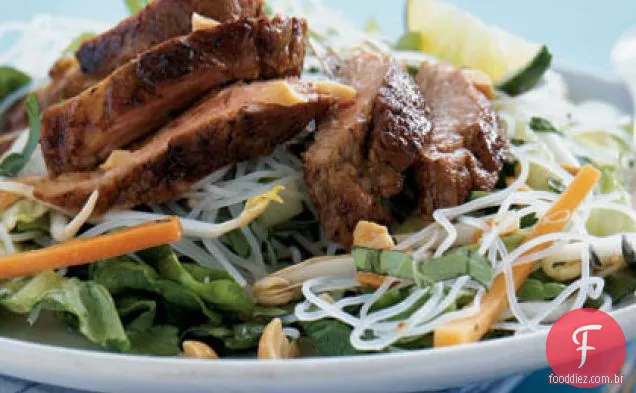 Salada de macarrão de carne de porco e arroz caramelizada Vietnamita