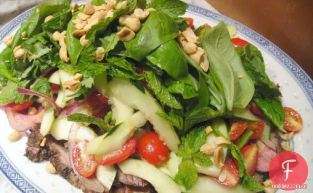 Cozinhar o livro: salada de carne tailandesa