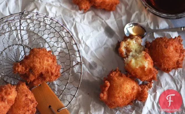 Buñuelos de Yuca Y Queso (bolinhos de Yuca e queijo)