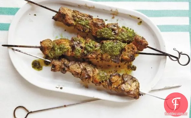 Espetos de cabra com molho de ervas vinagrete