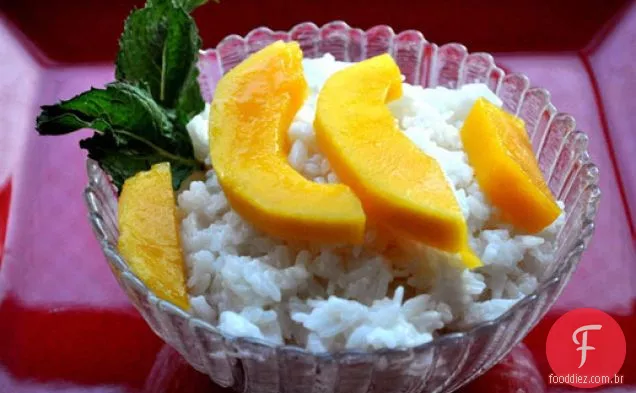 Arroz pegajoso de coco com manga