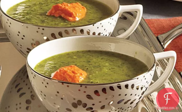 Sopa de erva-doce e espinafre com iogurte de pimenta assada
