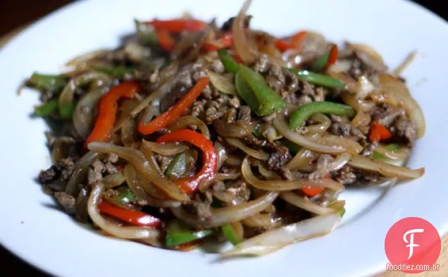Jantar esta noite: carne frita com cebola e pimentão