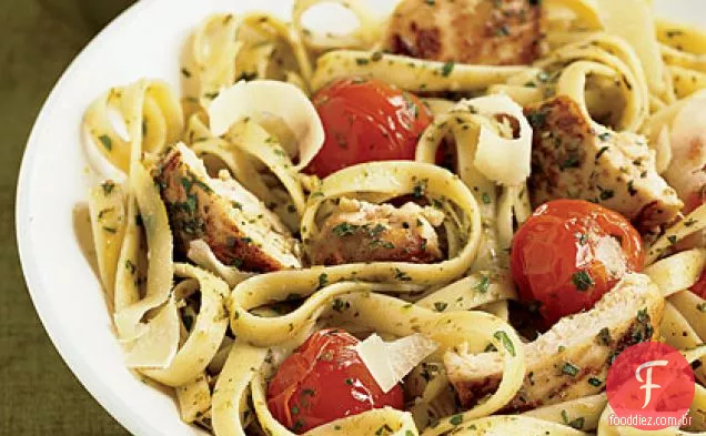 Pesto Fettuccine com frango