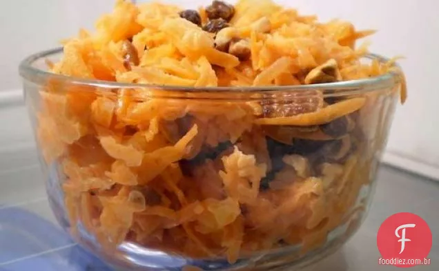 Saudável e delicioso: salada de cenoura e passas