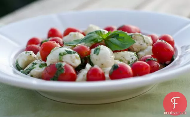 Mussarela marinada, Tomate cereja e Salada De Manjericão