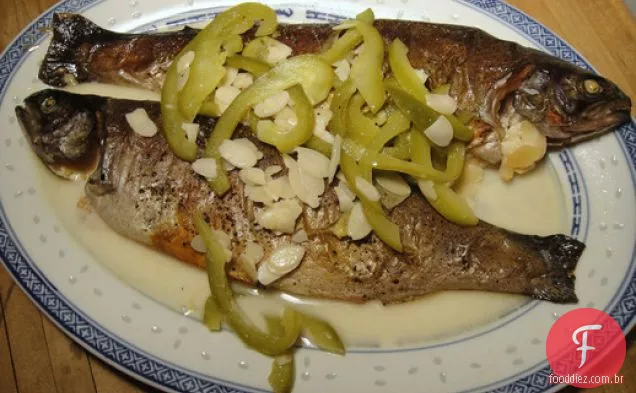 Cozinhe o livro: truta de salmão recheada com amêndoas e iogurte
