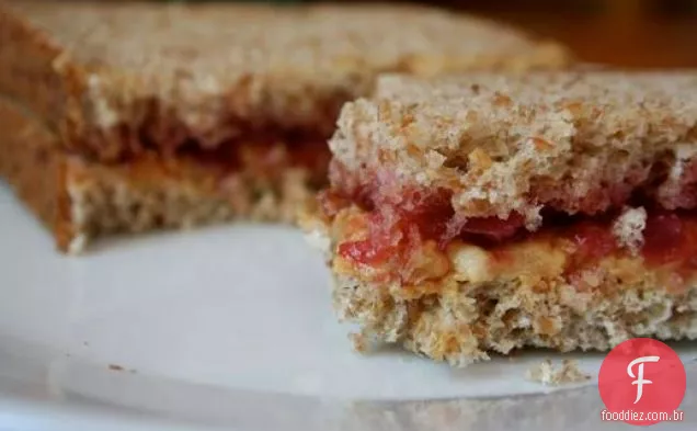 Brunch de domingo: PBRJ (manteiga de amendoim e geléia de ruibarbo)