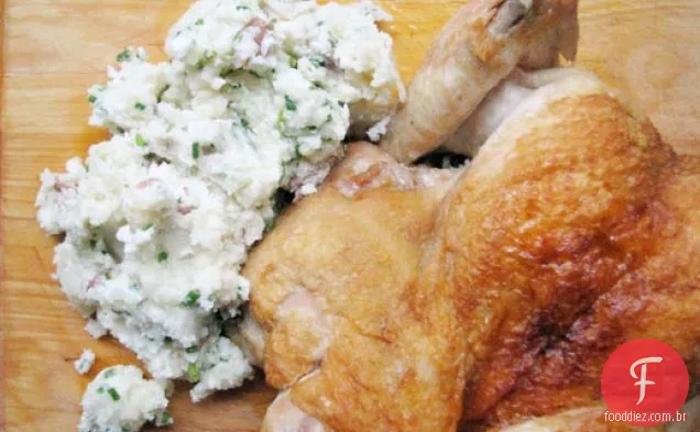Ceia de domingo: Frango De Tijolo com batatas esmagadas